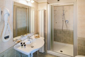 Articles de toilette gratuits, sèche-cheveux, chaussons, bidet