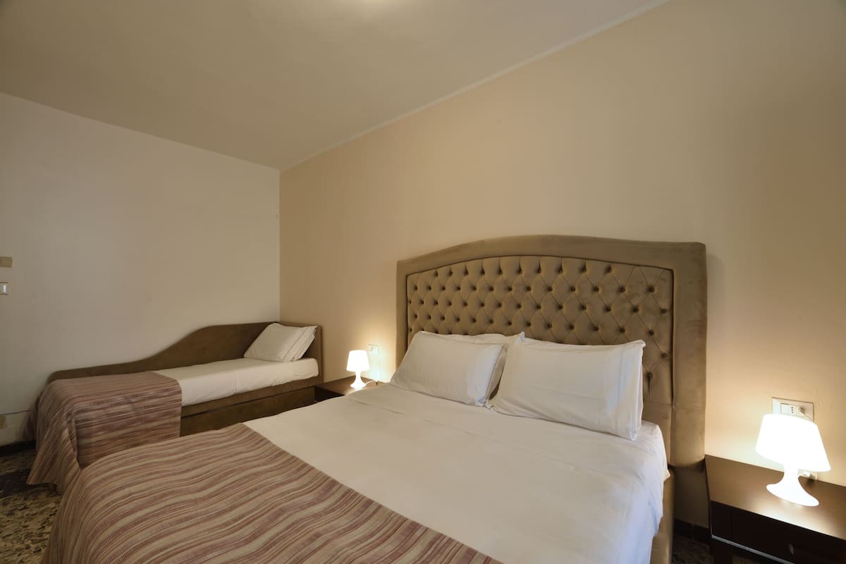 Comfort Triple Room | In-room safe, desk, free WiFi, bed sheets