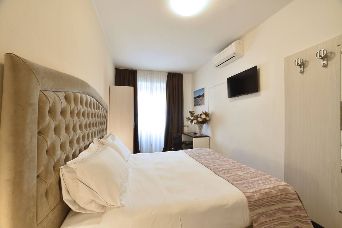 Comfort Double Room, 1 Bedroom, Non Smoking, Partial Sea View | In-room safe, desk, free WiFi, bed sheets