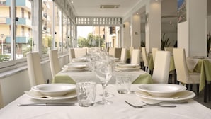 Breakfast, lunch and dinner served  - Hotel La Marina Mhotelsgroup (San Bartolomeo al Mare)