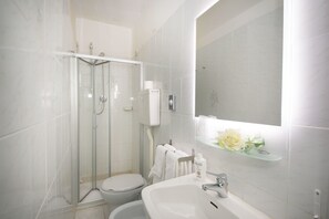 Comfort Quadruple Room | Bathroom | Shower, free toiletries, hair dryer, towels