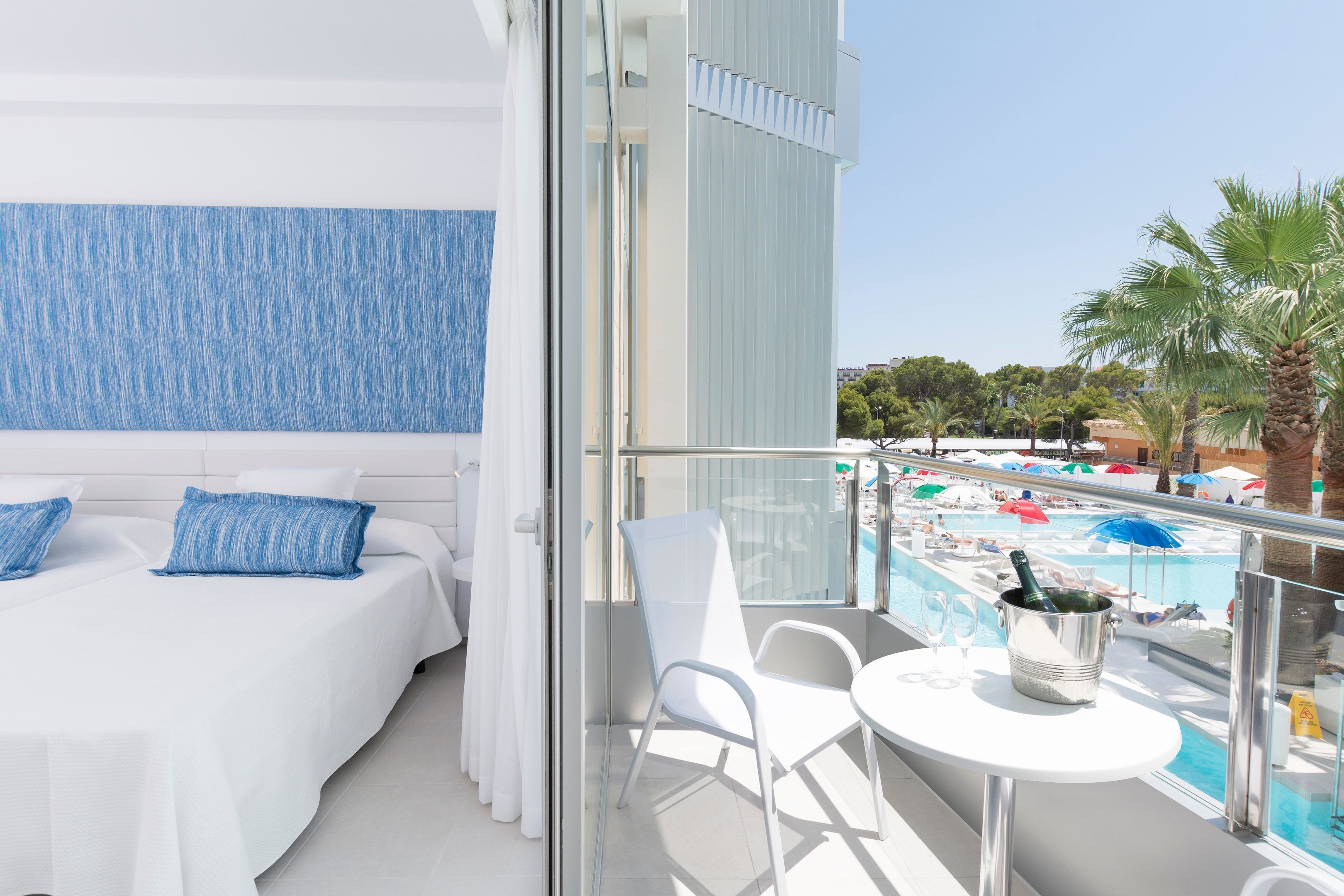 Habitación Confort, vista parcial al mar (Mare or Panoramic Building) | Ropa de cama de alta calidad y minibar 