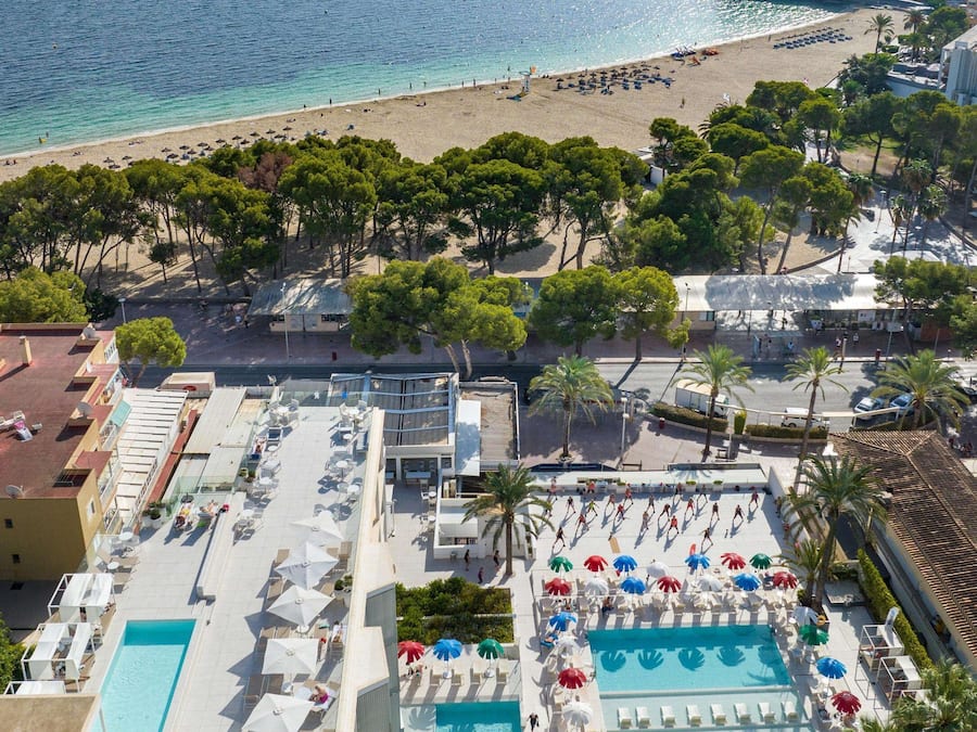 Una piscina techada, 6 piscinas al aire libre, sombrillas