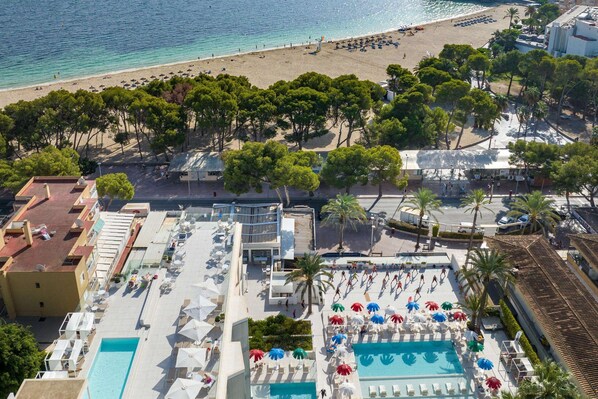 Piscine couverte, 6 piscines extérieures, parasols de plage