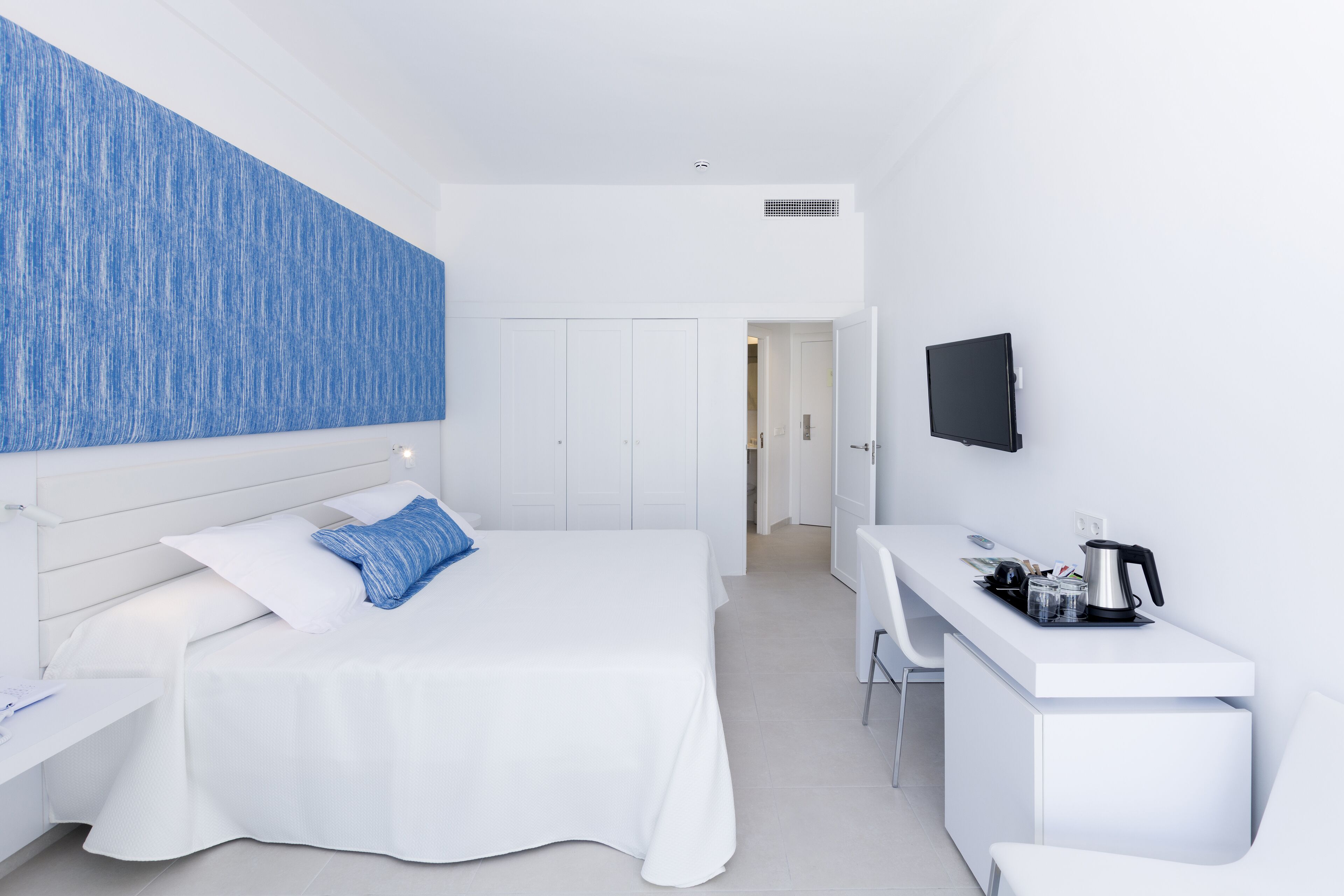 Ropa de cama de alta calidad y minibar 