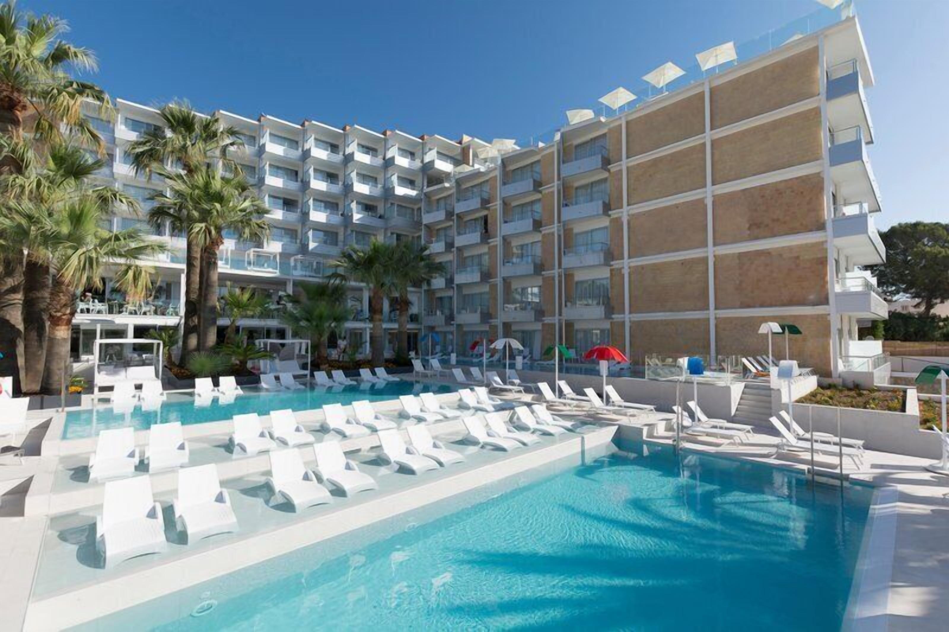 Indoor pool, 6 outdoor pools, pool umbrellas, pool loungers
