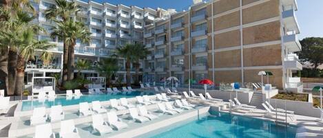 Indoor pool, 6 outdoor pools, pool umbrellas, pool loungers