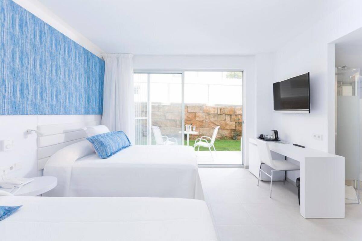 Comfort Double Room (Mare or Panoramic Building) | Premium bedding, minibar, in-room safe, desk