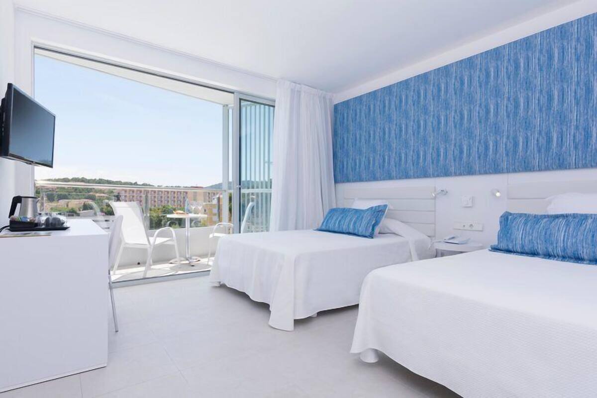 Comfort Room, Partial Sea View (Mare or Panoramic Building) | Premium bedding, minibar, in-room safe, desk