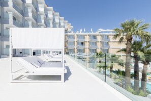 Kahden hengen huone (Privilege Bali Bed - Sky Lounge Acces) | Terassi/patio