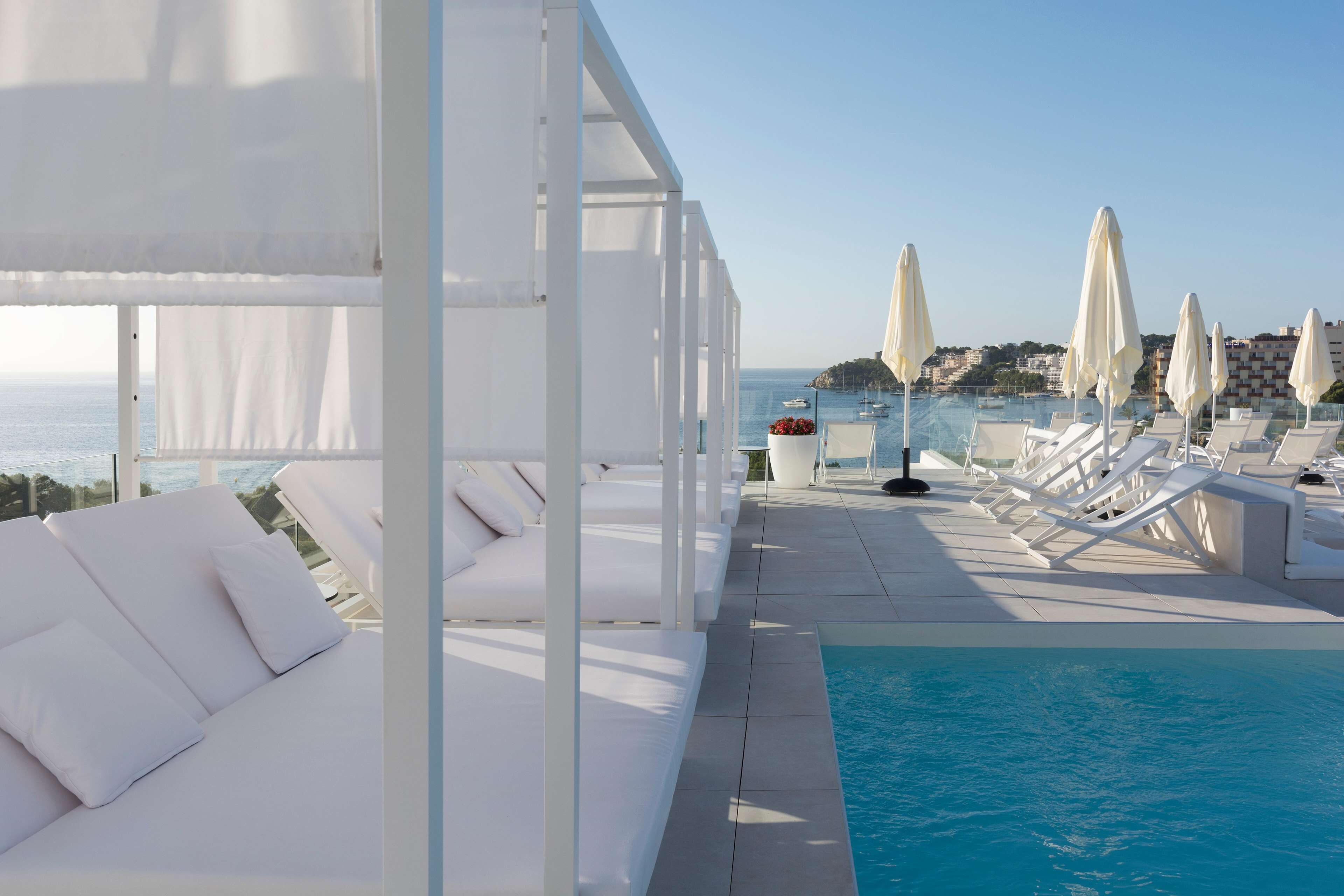 Innendørsbasseng,6 utendørsbassenger, bassengparasoller og solsenger