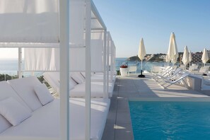 Piscine couverte, 6 piscines extérieures, parasols de plage