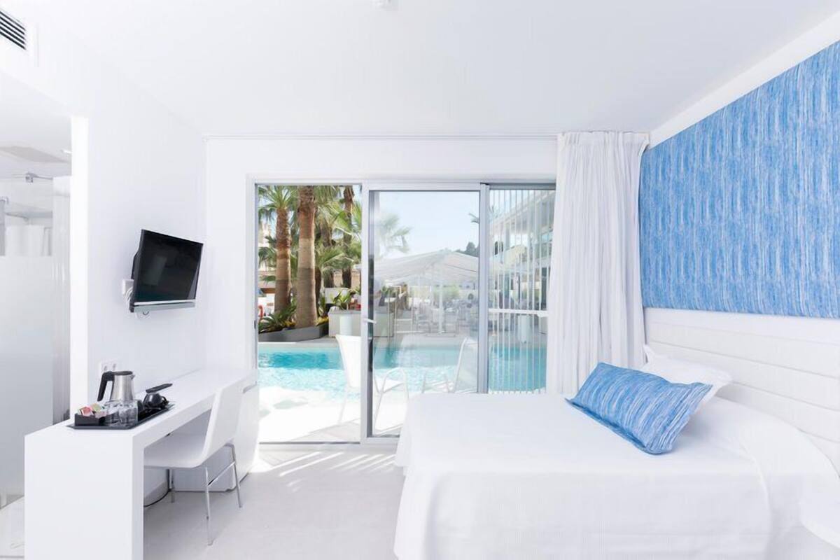 Double Room (Swim-up / Mare or Panoramic Building) | Premium bedding, minibar, in-room safe, desk