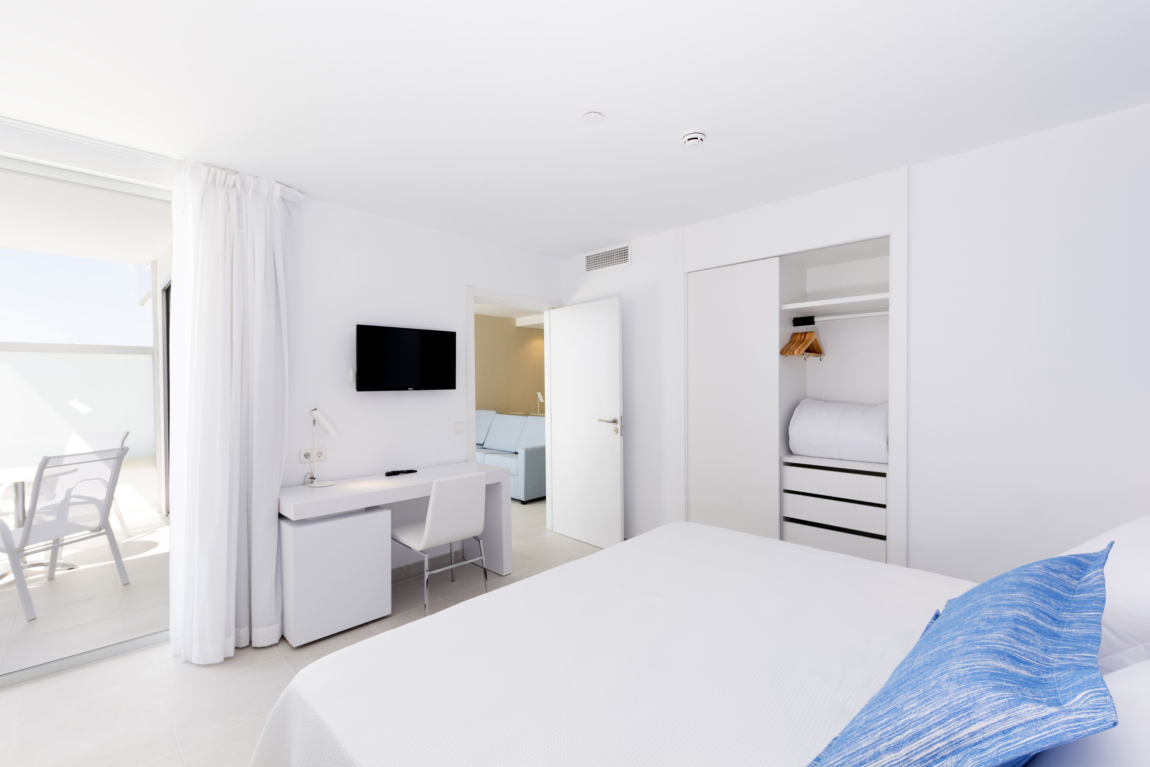 Ropa de cama de alta calidad y minibar 