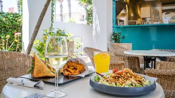 Breakfast and dinner served