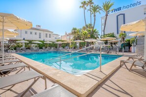 Piscine extérieure, parasols de plage, chaises longues