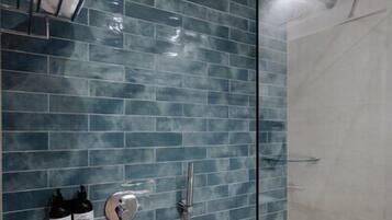 Single Room, Balcony | Bathroom | Free toiletries, hair dryer, towels
