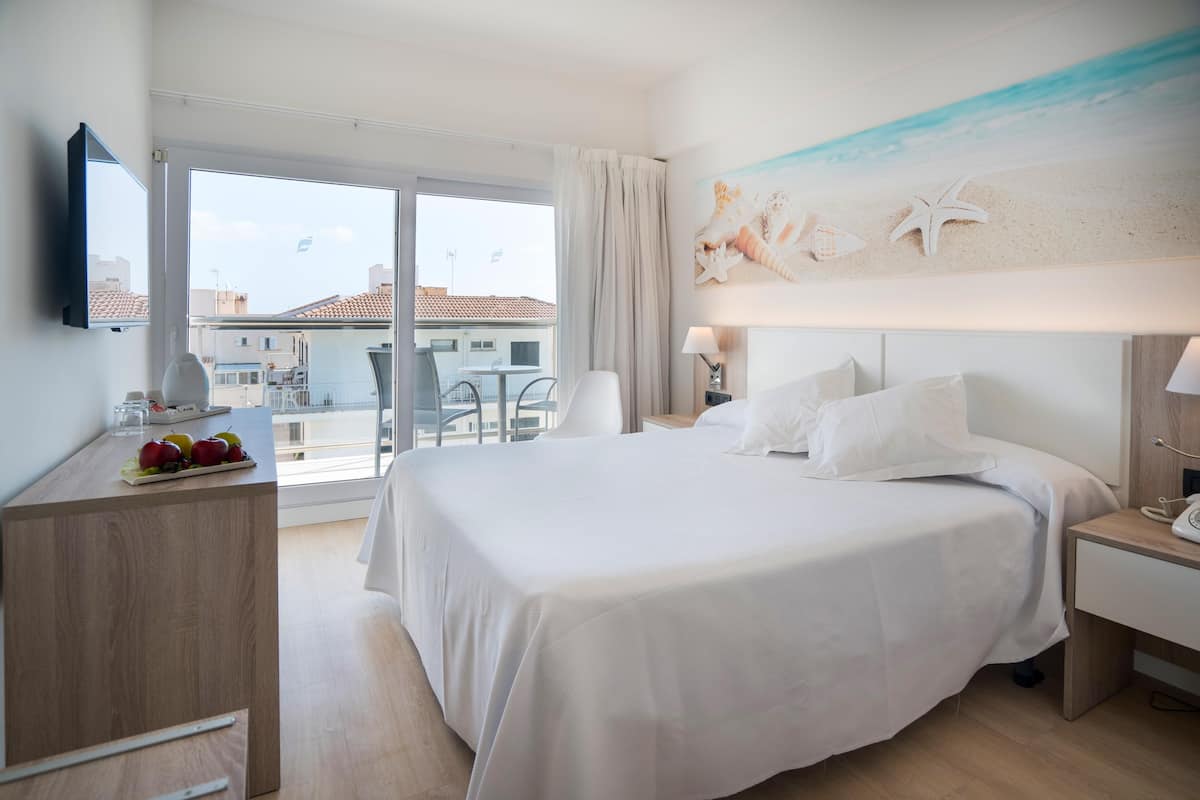1 bedroom, in-room safe, desk, free WiFi