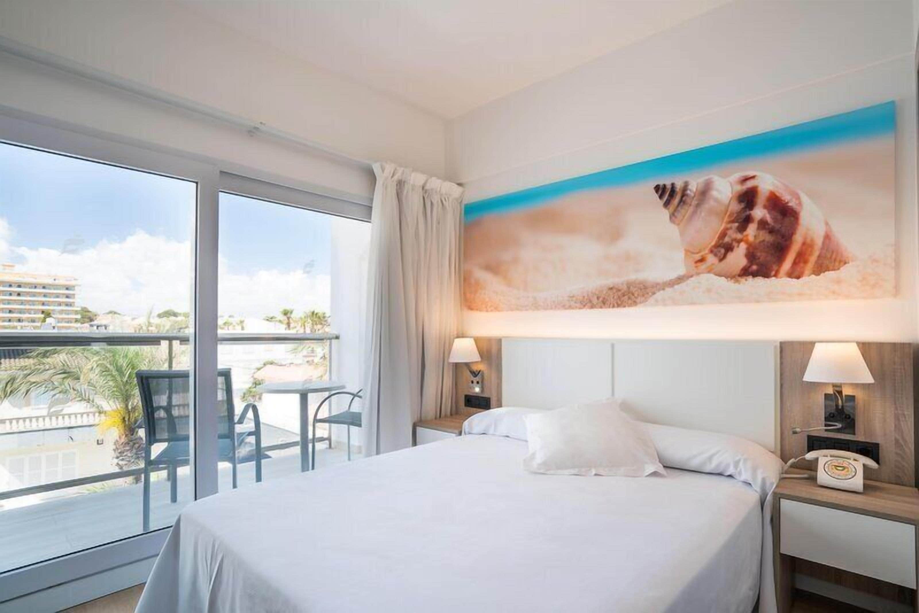 Eenpersoonskamer, balkon | Een kluis op de kamer, een bureau, gratis wifi, beddengoed