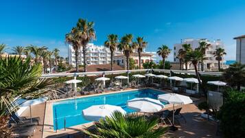 Outdoor pool, pool umbrellas, sun loungers