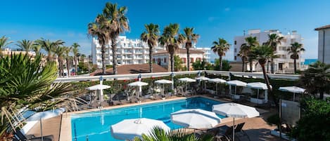 Ulkouima-allas, aurinkovarjoja, aurinkotuoleja