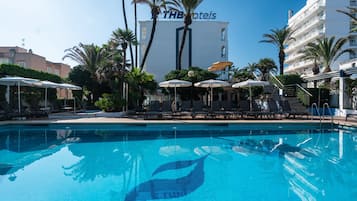 Outdoor pool, pool umbrellas, sun loungers