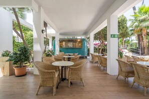 Petit déjeuner et dîner servis sur place