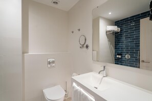 Kostenlose Toilettenartikel, Haartrockner, Handtücher