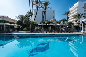 Outdoor pool, pool umbrellas, sun loungers