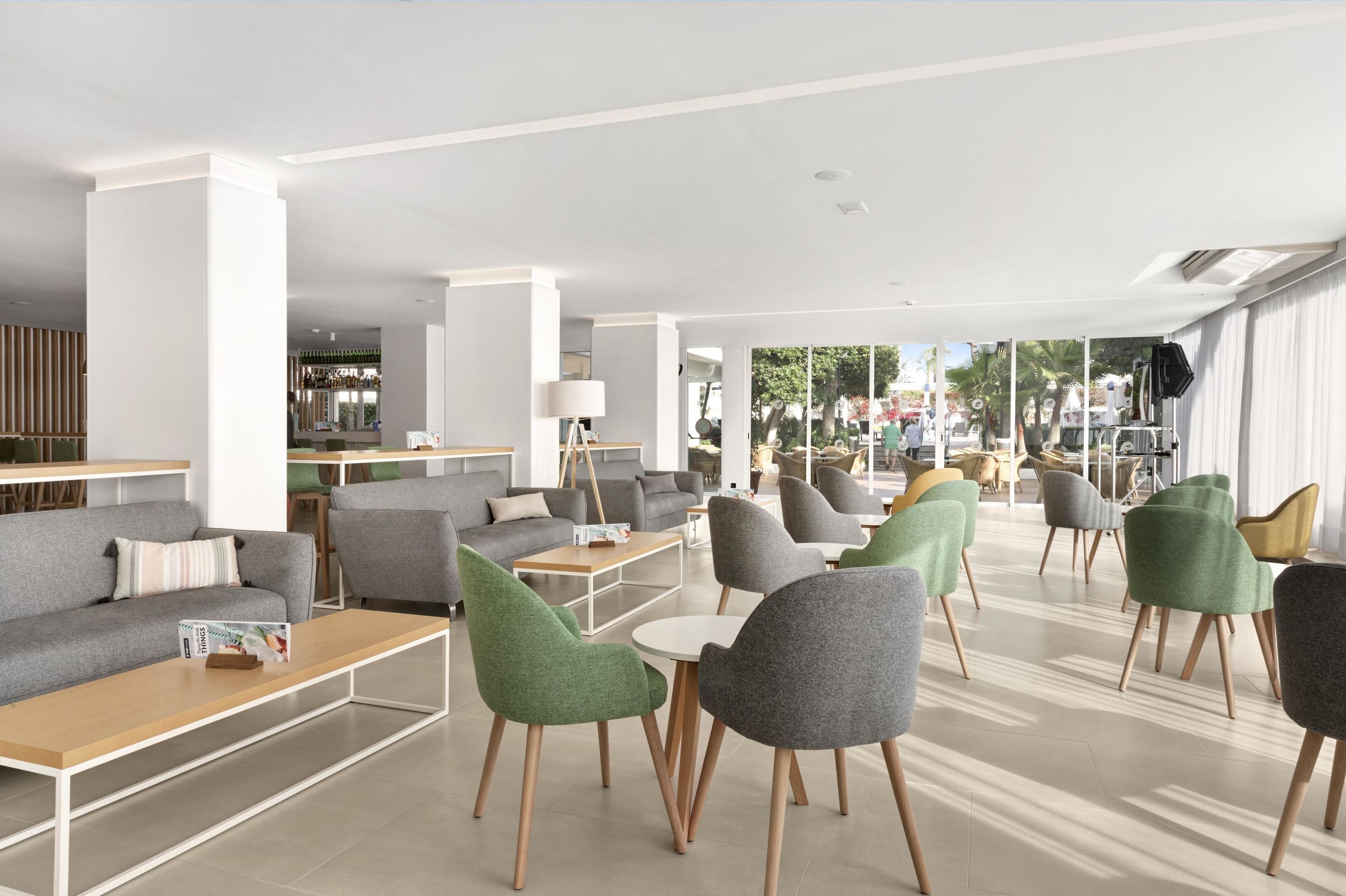 Un espace de détente moderne avec des canapés, des fauteuils et des tables.