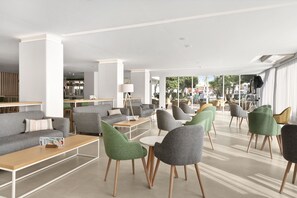 Petit déjeuner et dîner servis sur place