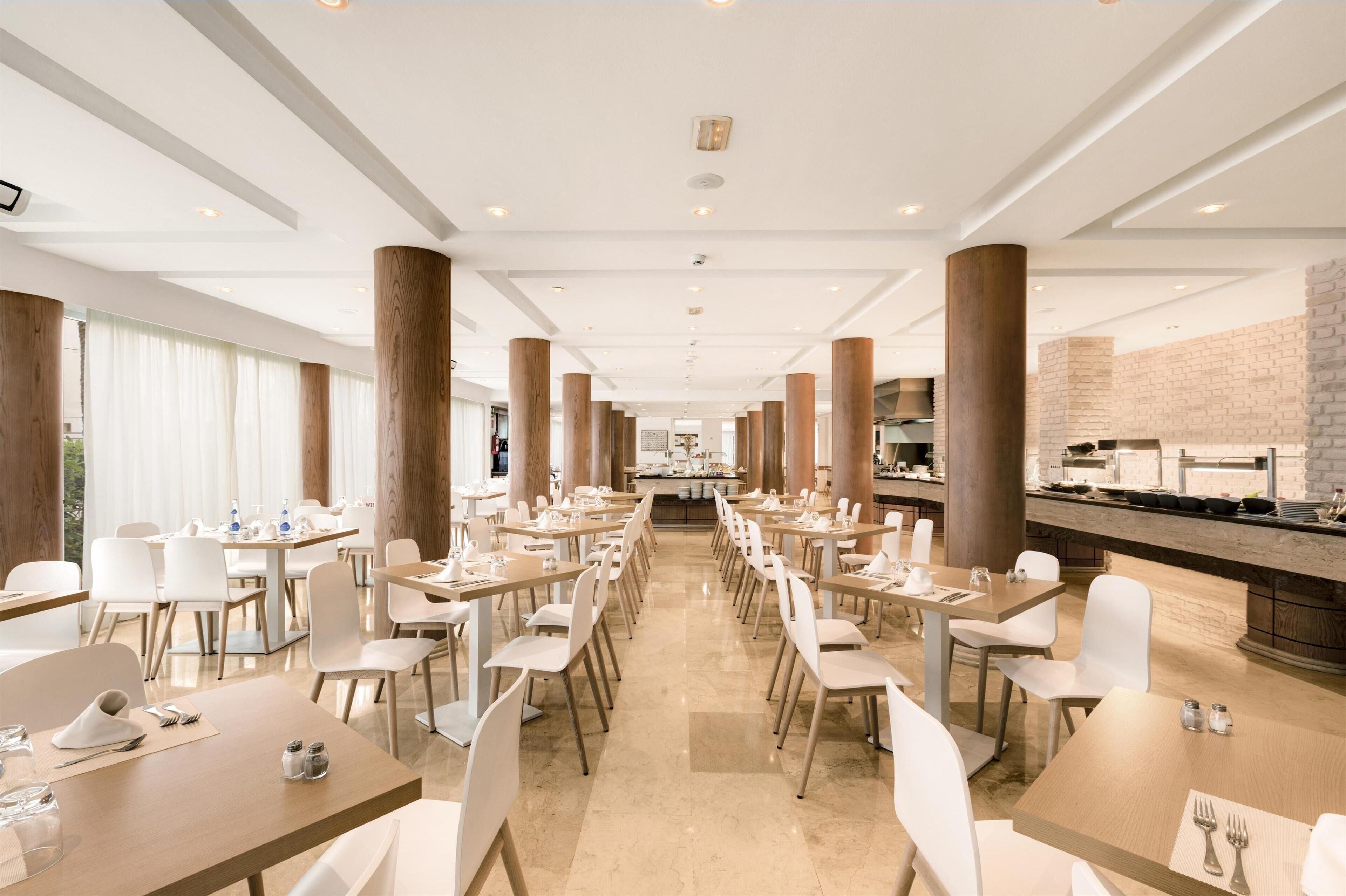 Petit déjeuner et dîner servis sur place