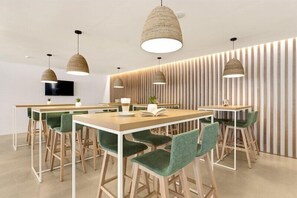 Petit déjeuner et dîner servis sur place