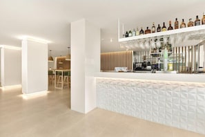 Lounge dans le hall, vue sur la piscine, ouvert tous les jours