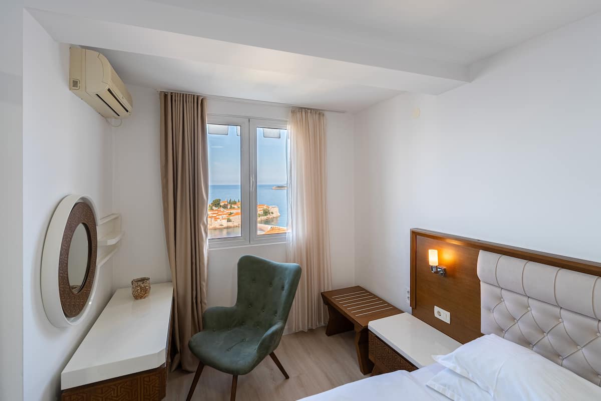 Suite with Sea View | In-room safe, desk, laptop workspace, bed sheets