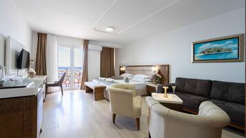 Suite with Sea View | Zimmersafe, Schreibtisch, laptopgeeigneter Arbeitsplatz