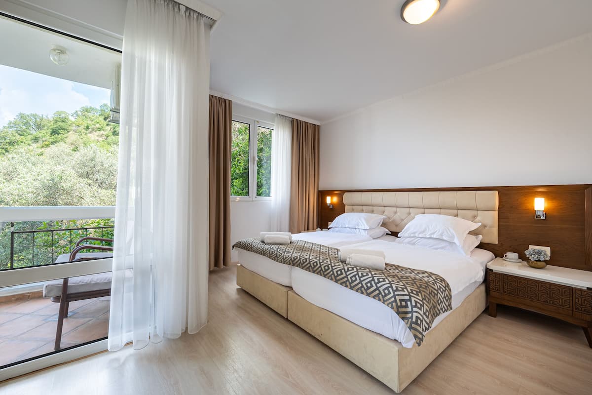 Familie appartement, 2 slaapkamers, balkon | 1 slaapkamer, een minibar, een kluis op de kamer, een bureau