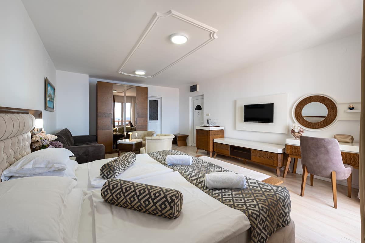 Studio with Sea View | In-room safe, desk, laptop workspace, bed sheets