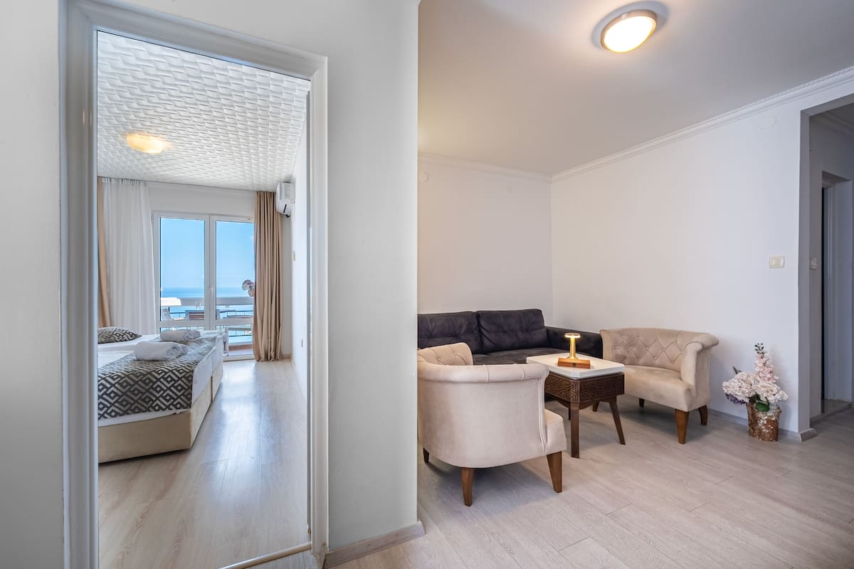 Comfort appartement, 1 slaapkamer, balkon, uitzicht op zee | 1 slaapkamer, een minibar, een kluis op de kamer, een bureau