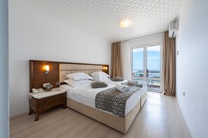 Superior Suite with Sea View | ตู้นิรภัยในห้องพัก, โต๊ะทำงาน, พื้นที่ทำงานแบบใช้แล็ปท็อป, ผ้าม่านกันแสง