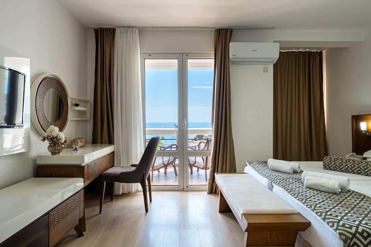 Luxe studio, 1 queensize bed, uitzicht op zee | 1 slaapkamer, een minibar, een kluis op de kamer, een bureau