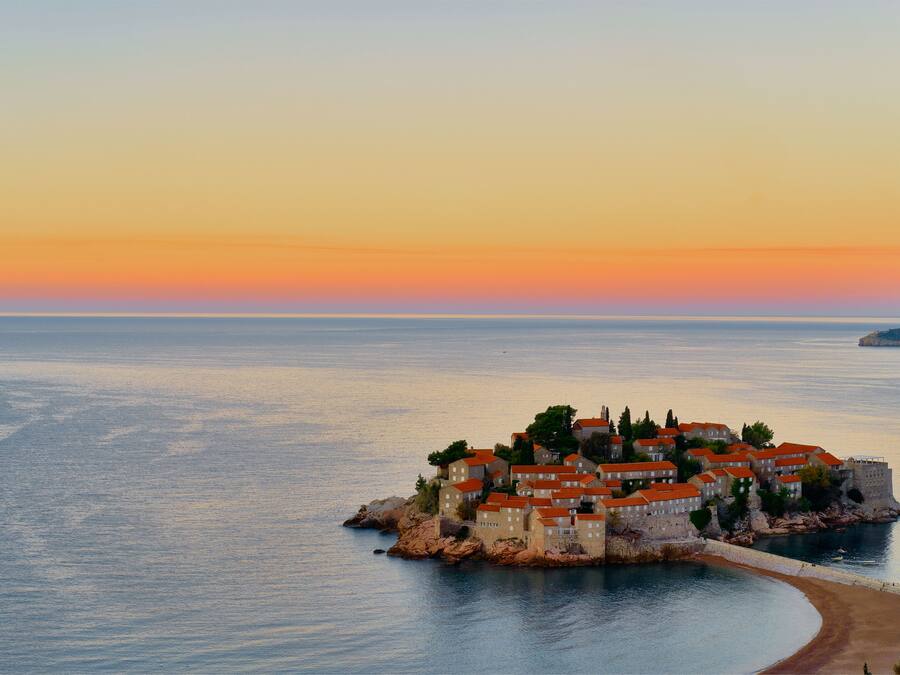 Beach nearby, beach shuttle, beach bar