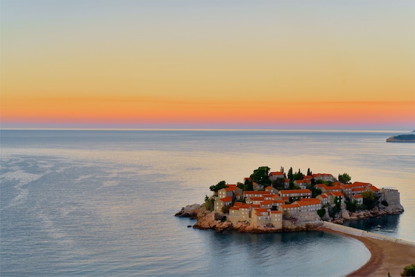 On the beach - Hotel Adrovic Sveti Stefan (Sveti Stefan)