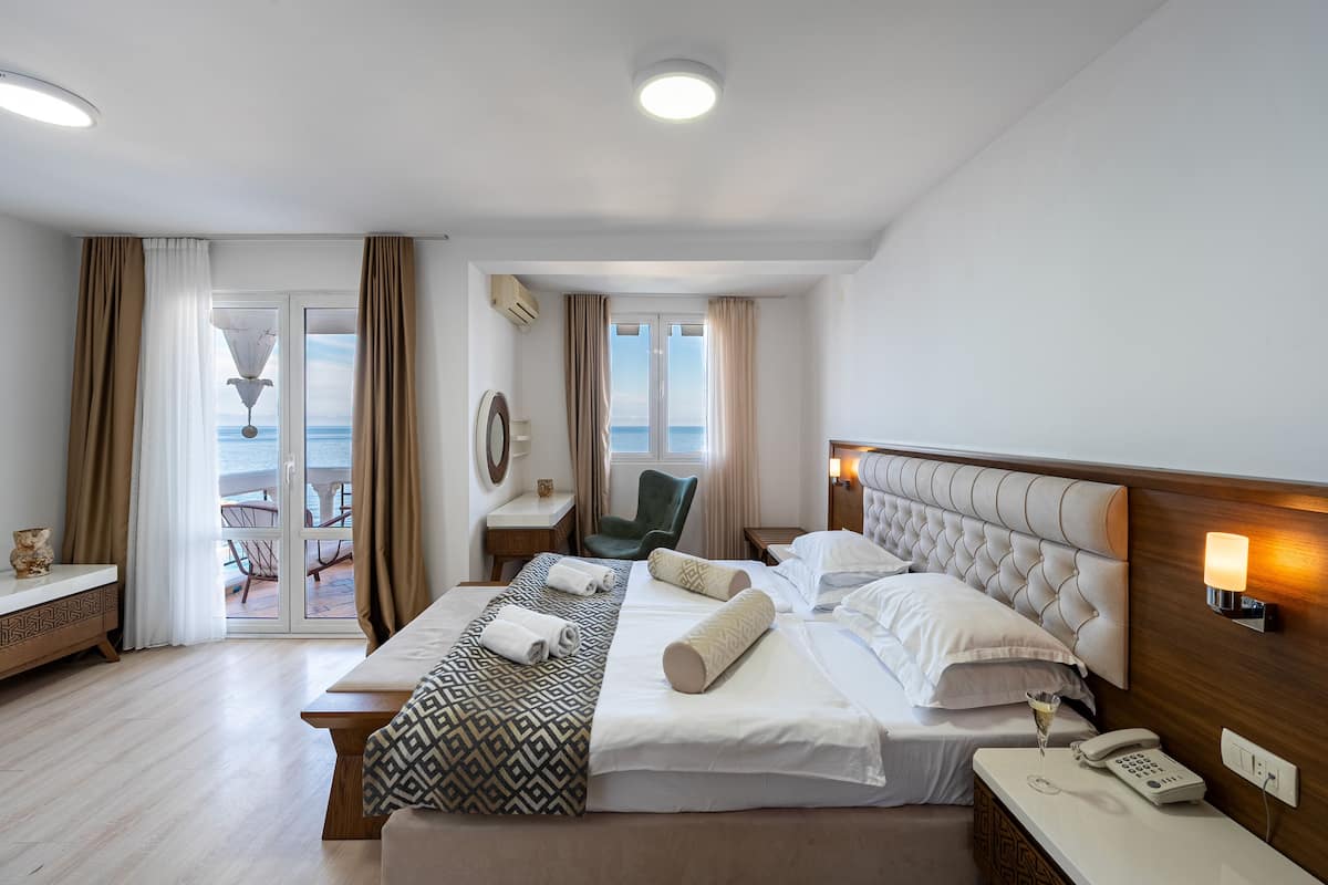 Comfort studio, balkon, uitzicht op strand | 1 slaapkamer, een minibar, een kluis op de kamer, een bureau