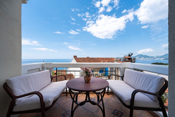 Two-Bedroom Suite | Terasz/udvar