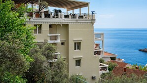 Un edificio de varios pisos con balcones que dan a la costa.