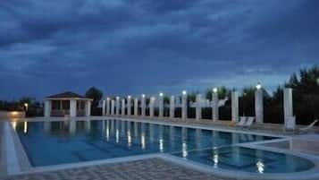 Piscina externa, guarda-sóis, espreguiçadeiras