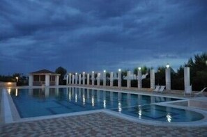 حمّام سباحة خارجي، مظلات على حمّام السباحة، مقاعد للتشمس