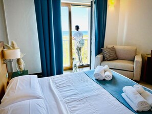 1 غرفة نوم وميني بار وخزنة داخل الغرفة ومكتب