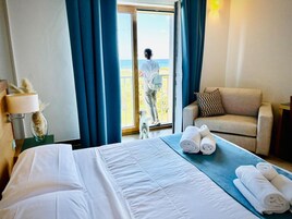 Minibar, in-room safe, desk, WiFi (free)